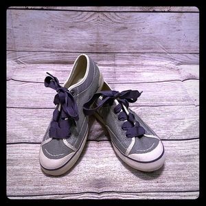 𝑺𝒊𝒎𝒑𝒍𝒆: (NBW) Grey Sneakers w/ ribbon laces